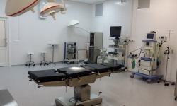 Операционная с современным медицинским оборудованием и анестезиологическим оснащением