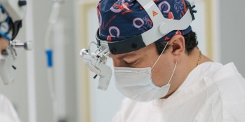 Пластический хирург Олег Терезанов оперирует