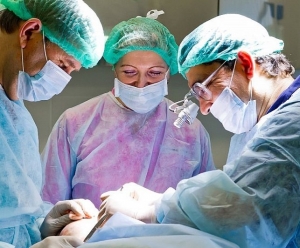 Пластический хирург Арслан Пенаев оперирует