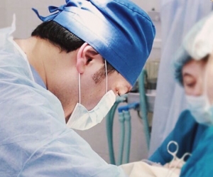 Пластический хирург Сарвар Бакирханов оперирует