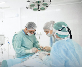 Пластический хирург Денис Агапов оперирует