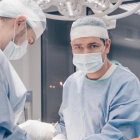 Пластический хирург Валерий Стайсупов оперирует