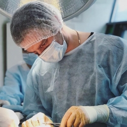 Пластический хирург Станислав Екимов оперирует