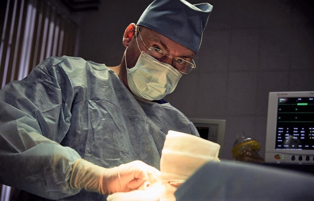 Пластический хирург Андрей Михайлов в операционной