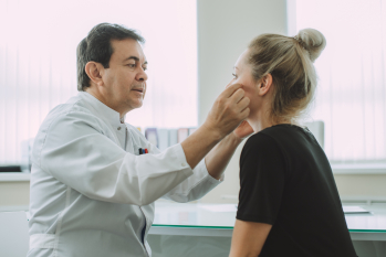 Пластический хирург Орландо Салас Морено с пациенткой