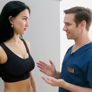 Пластический хирург Станислав Екимов с пациенткой