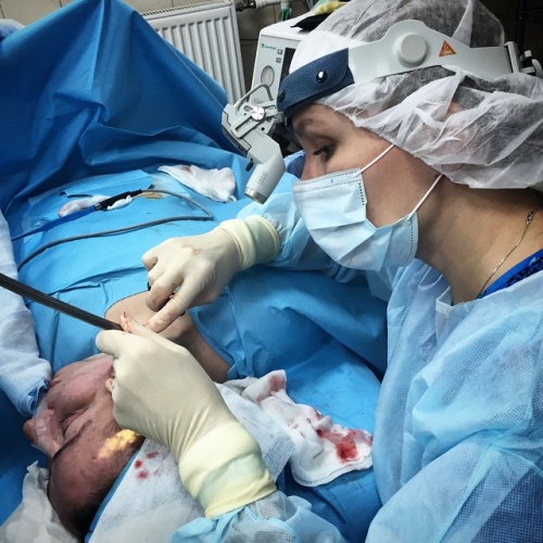 Пластический хирург Ирина Серб в операционной