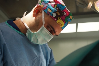 Пластический хирург Вардан Аршакян проводит операцию