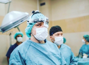 Пластический хирург Александр Грудько в операционной