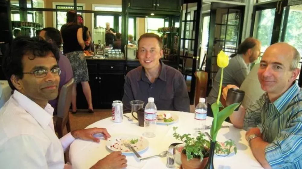 Илон Маск и владелец компании Amazon Джефф Безос на бизнес-ланче