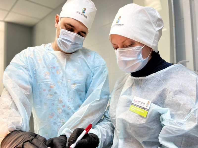 Доктор Аршакян помогал коллегам осваивать хирургическую технику