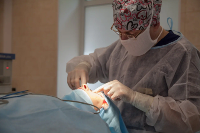 Пластический хирург Александр Панаетов проводит блефаропластику