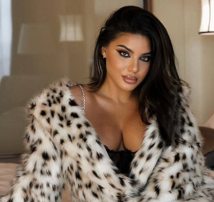 Пациентка доктора Гукаса Миракяна после увеличения груди