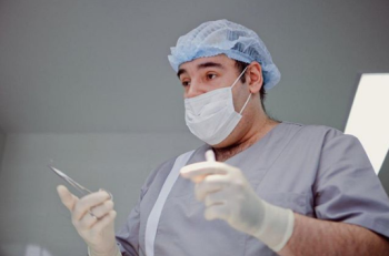 Пластический хирург Олег Никитин оперирует