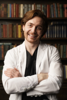 Пластический хирург Олег Снигирь